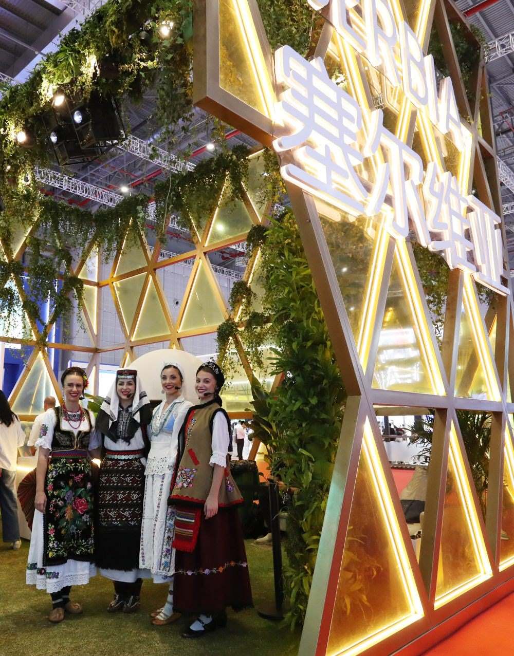 2023年11月6日，身著傳統(tǒng)服飾的演職人員在上海進(jìn)博會(huì)國(guó)家展塞爾維亞展臺(tái)迎接參觀者。第六屆進(jìn)博會(huì)國(guó)家展全面恢復(fù)線下舉辦，洪都拉斯、塞爾維亞、越南、南非、哈薩克斯坦作為本屆進(jìn)博會(huì)主賓國(guó)在國(guó)家展亮相。新華社記者 方喆 攝