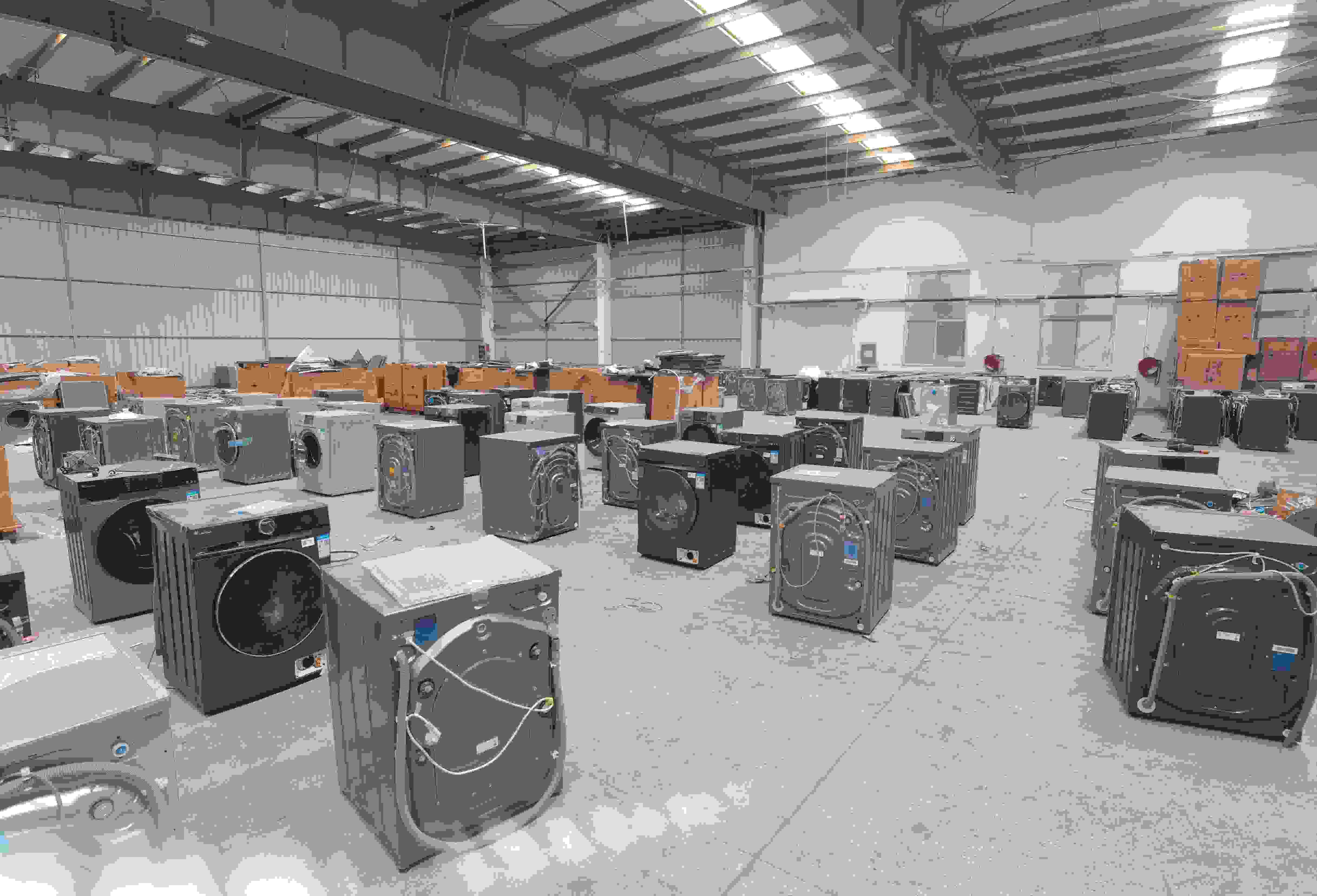 專案組民警查扣涉案場所及假冒知名品牌洗衣機(jī)。巨野警方供圖