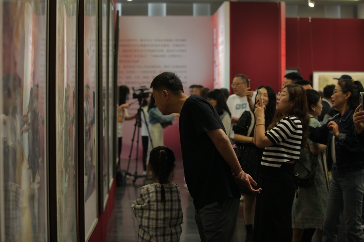 嘉賓及教研員、教師代表參觀展覽。主辦方供圖