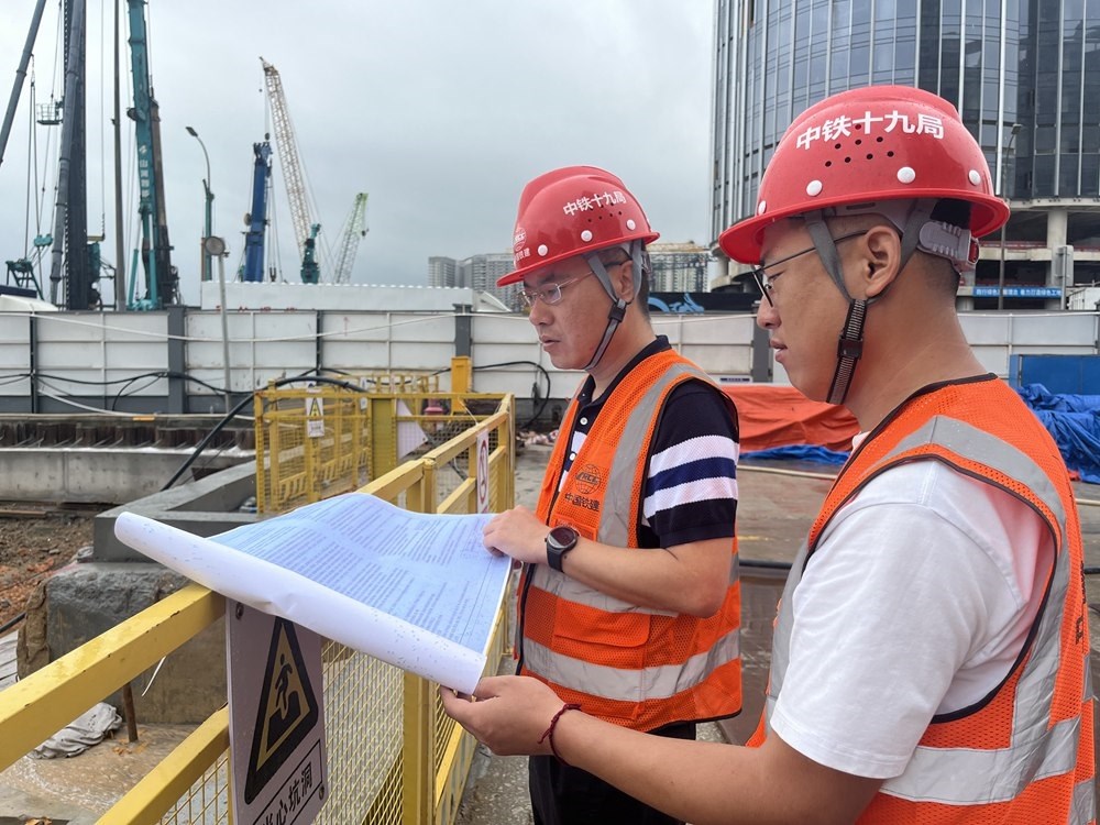 2024年4月26日，深圳市五一勞動(dòng)獎(jiǎng)?wù)芦@得者、中鐵十九局軌道公司項(xiàng)目副經(jīng)理夏荔（左）在穗莞深城際鐵路前皇段皇崗口岸站建設(shè)現(xiàn)場(chǎng)忙碌。新華社發(fā)
