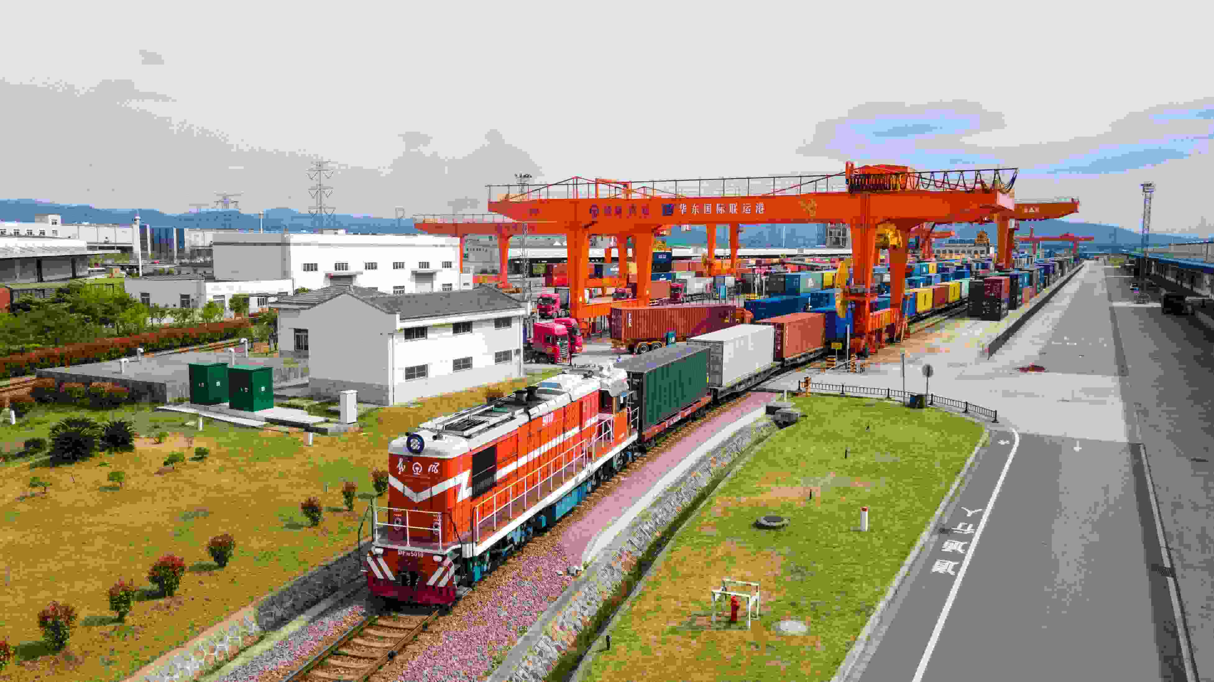 △2024年4月1日，浙江省金華華東國際聯(lián)運(yùn)港，一列中歐班列裝載110個(gè)標(biāo)箱日用百貨、電動工具、機(jī)械裝備等貨物從鐵路金華南貨場啟程駛往匈牙利布達(dá)佩斯。