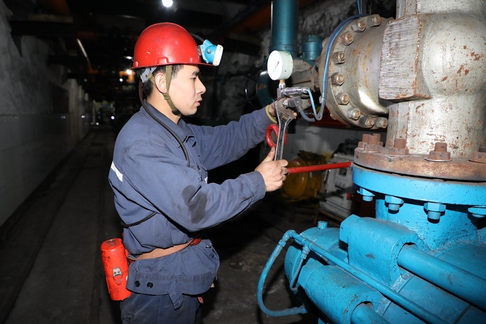 2024年4月30日，冀中能源峰峰集團(tuán)新屯礦機(jī)電區(qū)副區(qū)長(zhǎng)顧博在井下泵房檢修水泵。新華社發(fā)