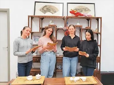 匈中雙語學校的學生胡靈月(左一)、宋智孝(右二)學習中國茶文化。