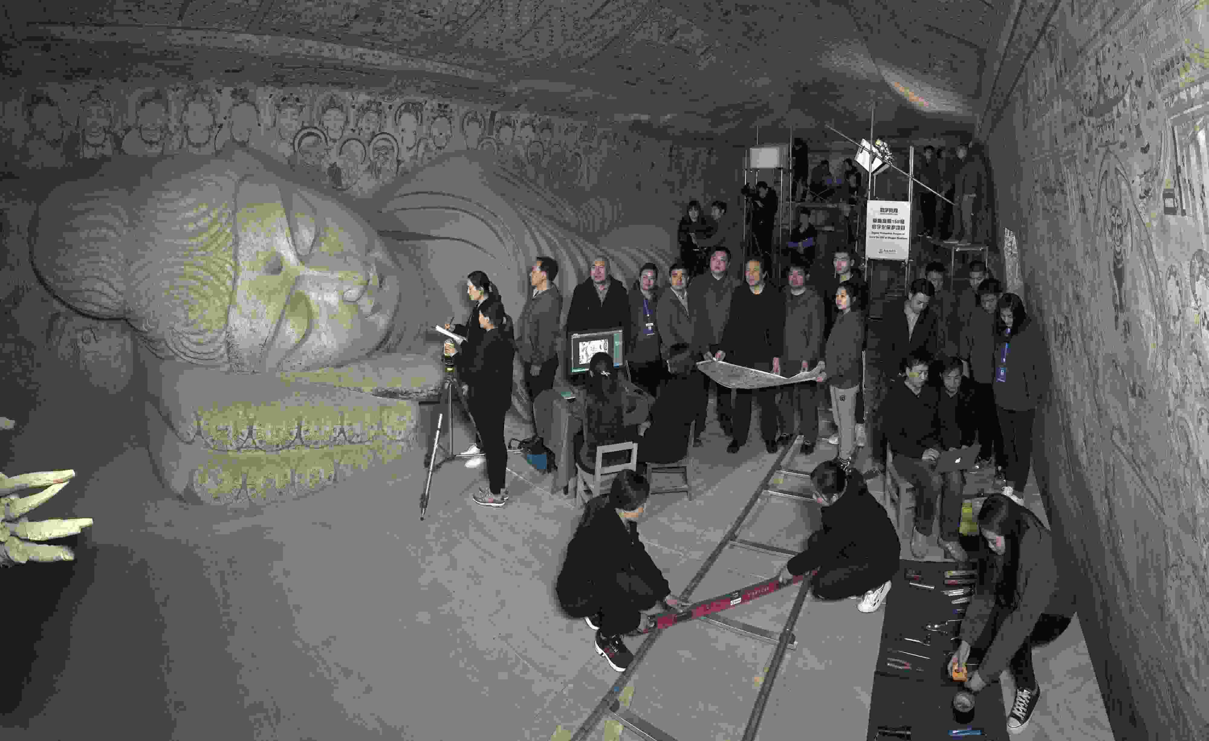 敦煌研究院文物數字化團隊在莫高窟第158窟工作現(xiàn)場。敦煌研究院供圖