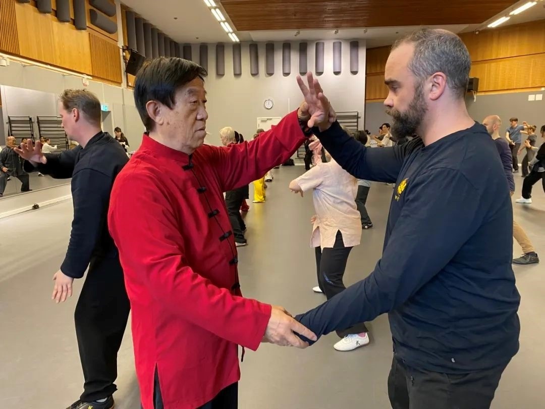 陳正雷老師親自示范指導(dǎo)。斯德哥爾摩中國(guó)文化中心供圖