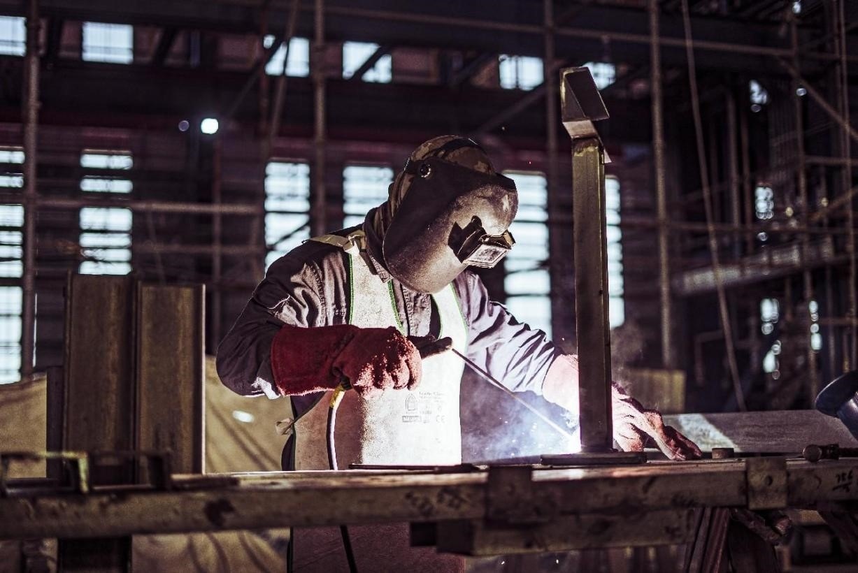 工人在沙特國王港項目現(xiàn)場進行焊接操作。山東電建供圖