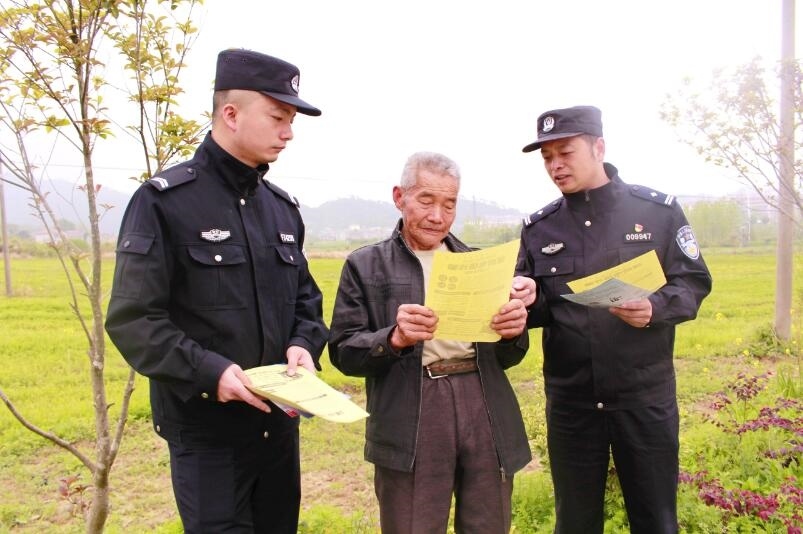 向村民宣傳反詐知識(shí)。