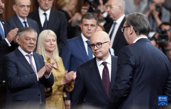  5月2日，在塞爾維亞貝爾格萊德，新一任政府總理武切維奇（中）出席就職儀式。新華社發(fā)（普雷德拉格·米洛薩夫列維奇攝）