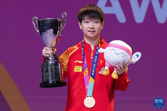 2024年4月21日，在2024年澳門國際乒聯(lián)女子世界杯決賽中，孫穎莎奪得冠軍。圖為孫穎莎在頒獎臺上。新華社記者 張金加 攝
