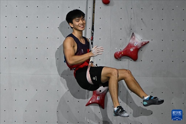 2024年4月13日，在江蘇吳江舉行的2024年國際攀聯(lián)攀巖世界杯（吳江站）男子速度決賽中，中國選手伍鵬獲得冠軍。圖為中國選手伍鵬在決賽后慶祝。新華社發(fā)（王須中攝）