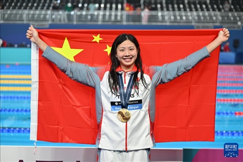 2024年2月13日，2024年世界游泳錦標賽游泳項目女子100米蛙泳決賽在卡塔爾多哈舉行。圖為冠軍中國選手唐錢婷在頒獎儀式后慶祝。新華社記者 薛宇舸 攝