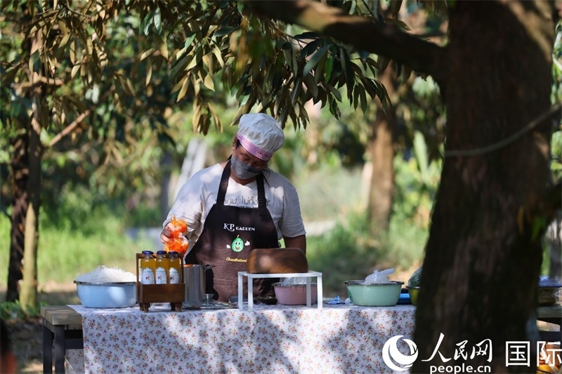 工作人員正在準(zhǔn)備特色果汁。人民網(wǎng)記者 白元琪攝