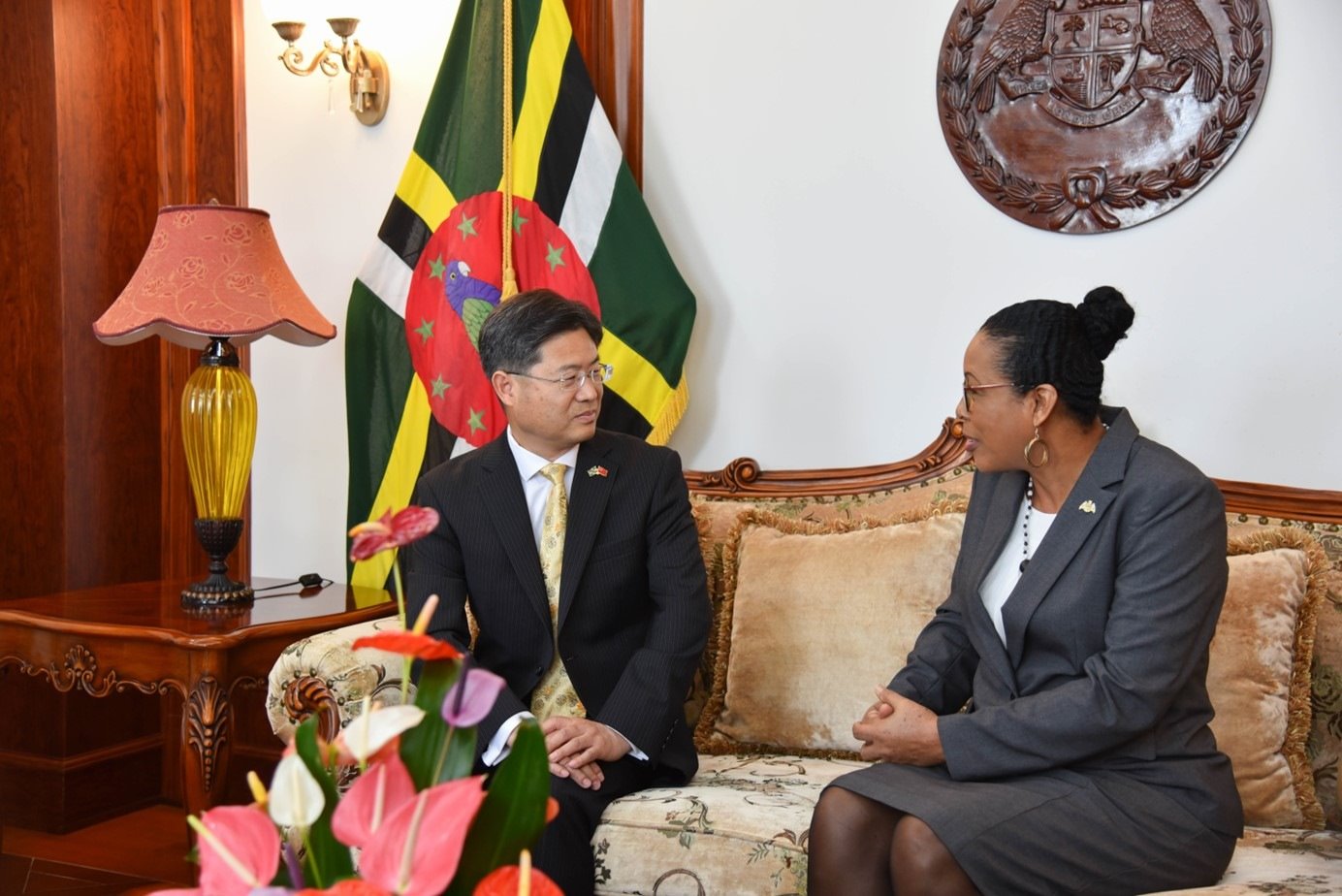 當(dāng)?shù)貢r間5月3日，中國新任駐多米尼克大使儲茂明（左）向多總統(tǒng)伯頓遞交國書。 中國駐多米尼克大使館供圖