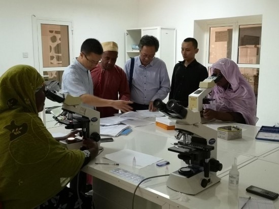 廣州中醫(yī)藥大學(xué)青蒿抗瘧援外醫(yī)療隊(duì)考察科摩羅國(guó)家瘧疾防治中心實(shí)驗(yàn)室。