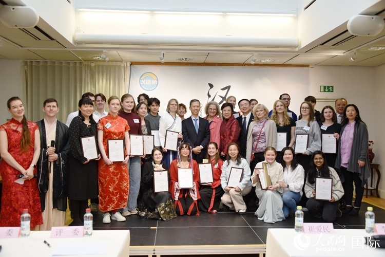 中國駐瑞典大使崔愛民、使館負(fù)責(zé)教育事務(wù)的黃立瓊參贊、預(yù)選賽評委老師和指導(dǎo)老師，以及所有獲獎(jiǎng)選手合影留念。人民網(wǎng)記者 殷淼攝