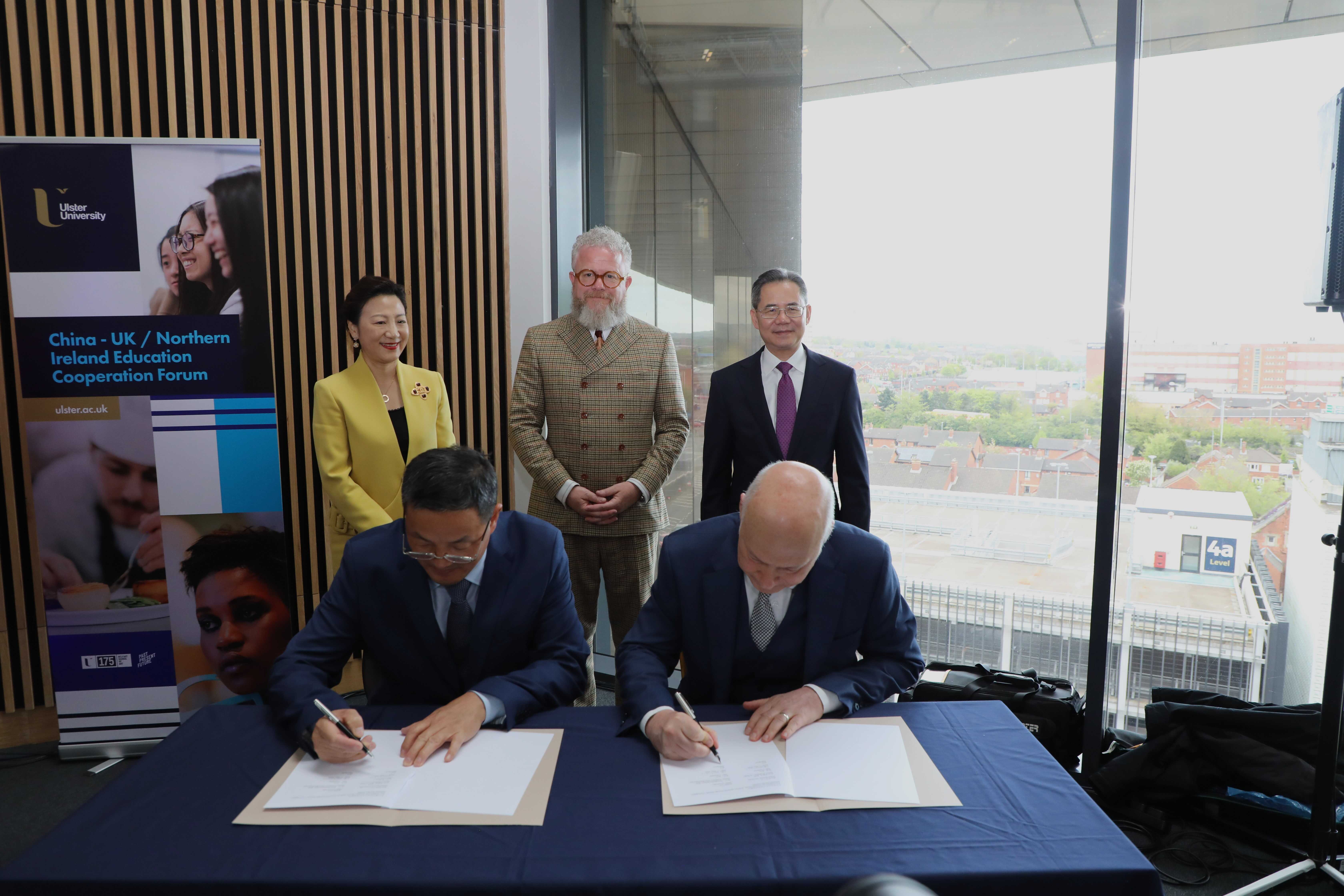 湖北師范大學(xué)同奧斯特大學(xué)簽署共建教育語(yǔ)言文化交流中心的協(xié)議現(xiàn)場(chǎng)。中國(guó)駐英國(guó)大使館供圖