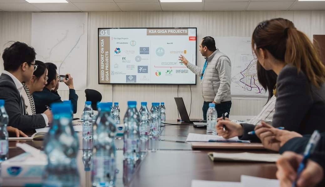 德亞（右三）在和員工開(kāi)會(huì)。中建中東沙特分公司供圖