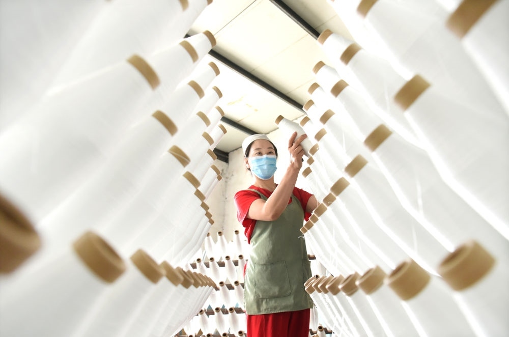 2024年5月1日，工人在山東省淄博市沂源縣悅莊工業(yè)園一玻纖企業(yè)整理加工的產(chǎn)品。新華社發(fā)（趙東山攝）