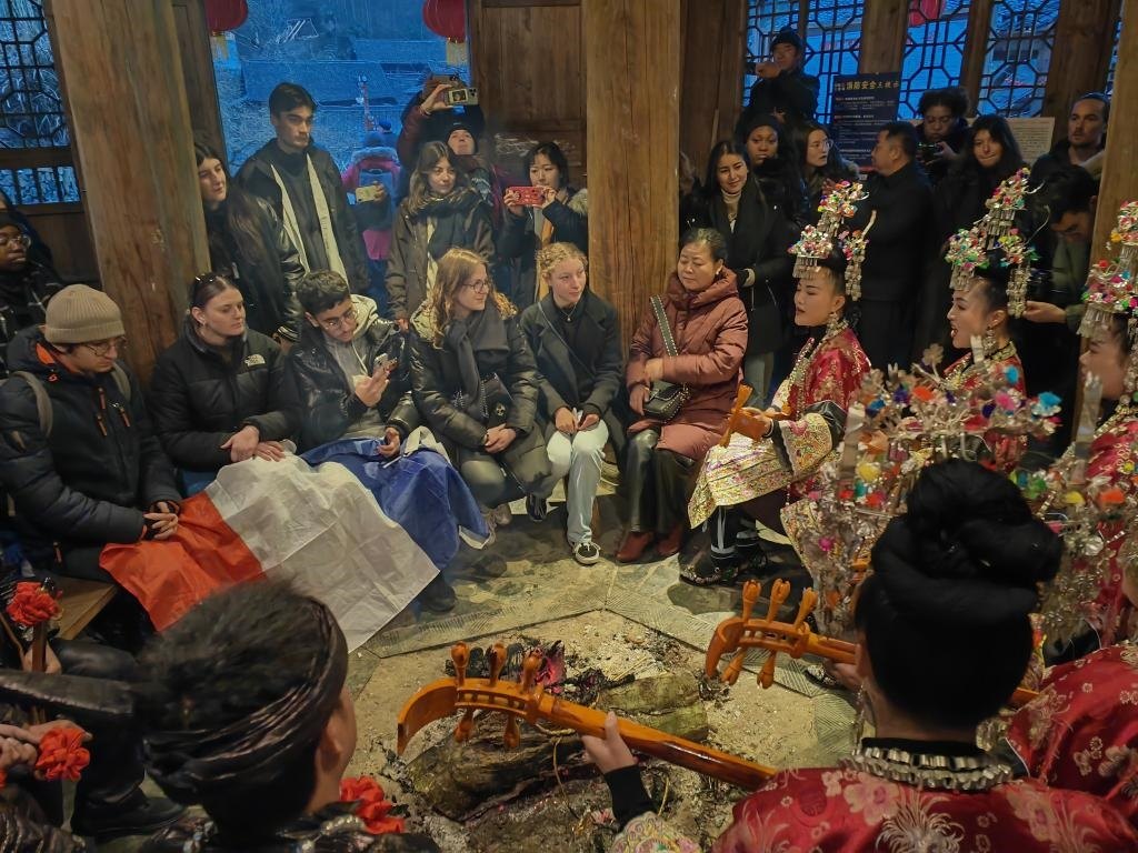 法國青年在榕江體驗(yàn)民俗文化。新華社記者 羅羽 攝