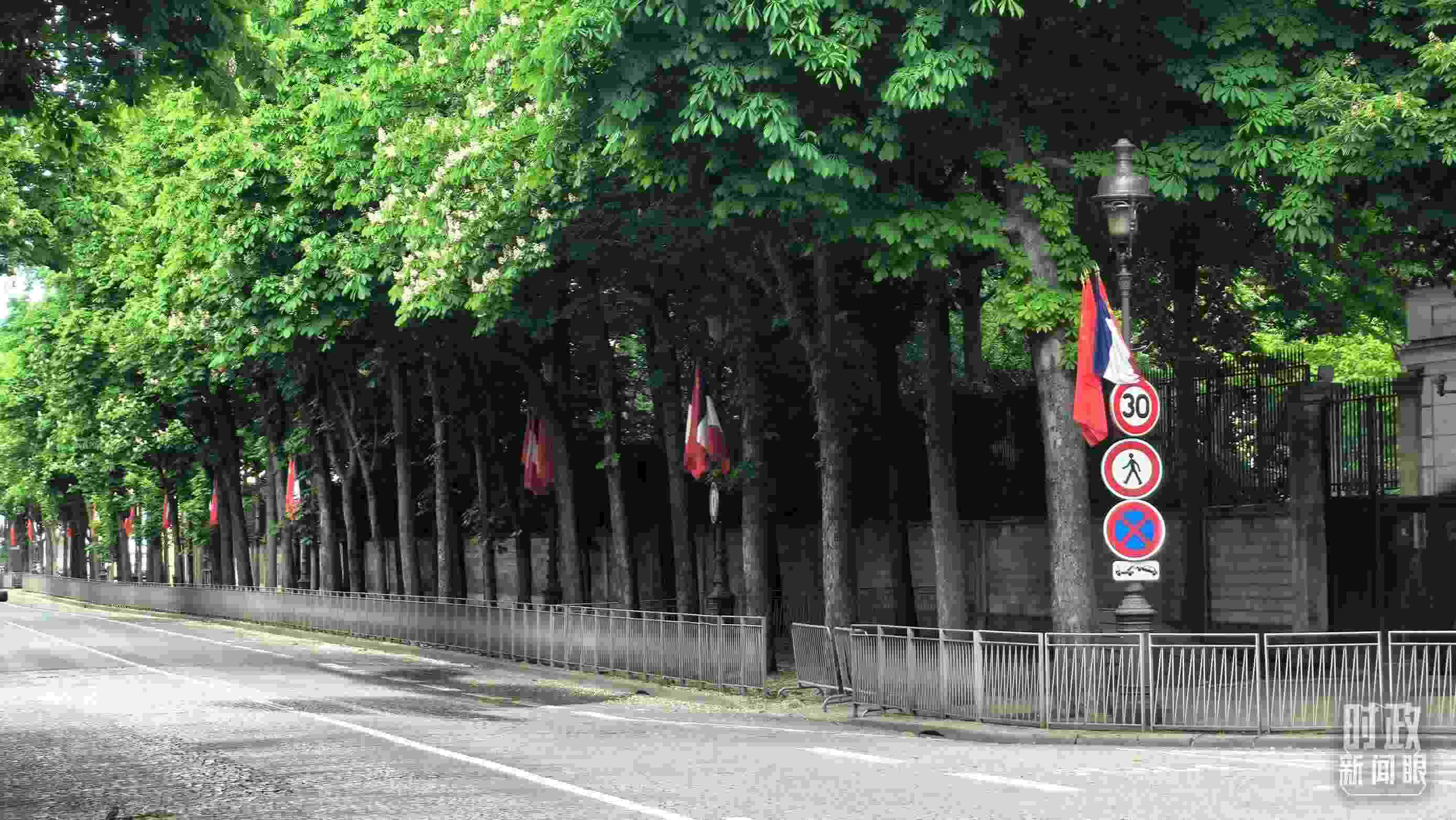 △巴黎道路兩側(cè)懸掛中法兩國國旗。（總臺(tái)央視記者鄂介甫拍攝）