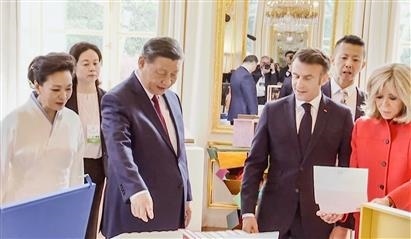 △當?shù)貢r間5月6日下午，在中法領(lǐng)導(dǎo)人會談前，習近平主席向馬克龍總統(tǒng)贈送中國翻譯的法國小說。