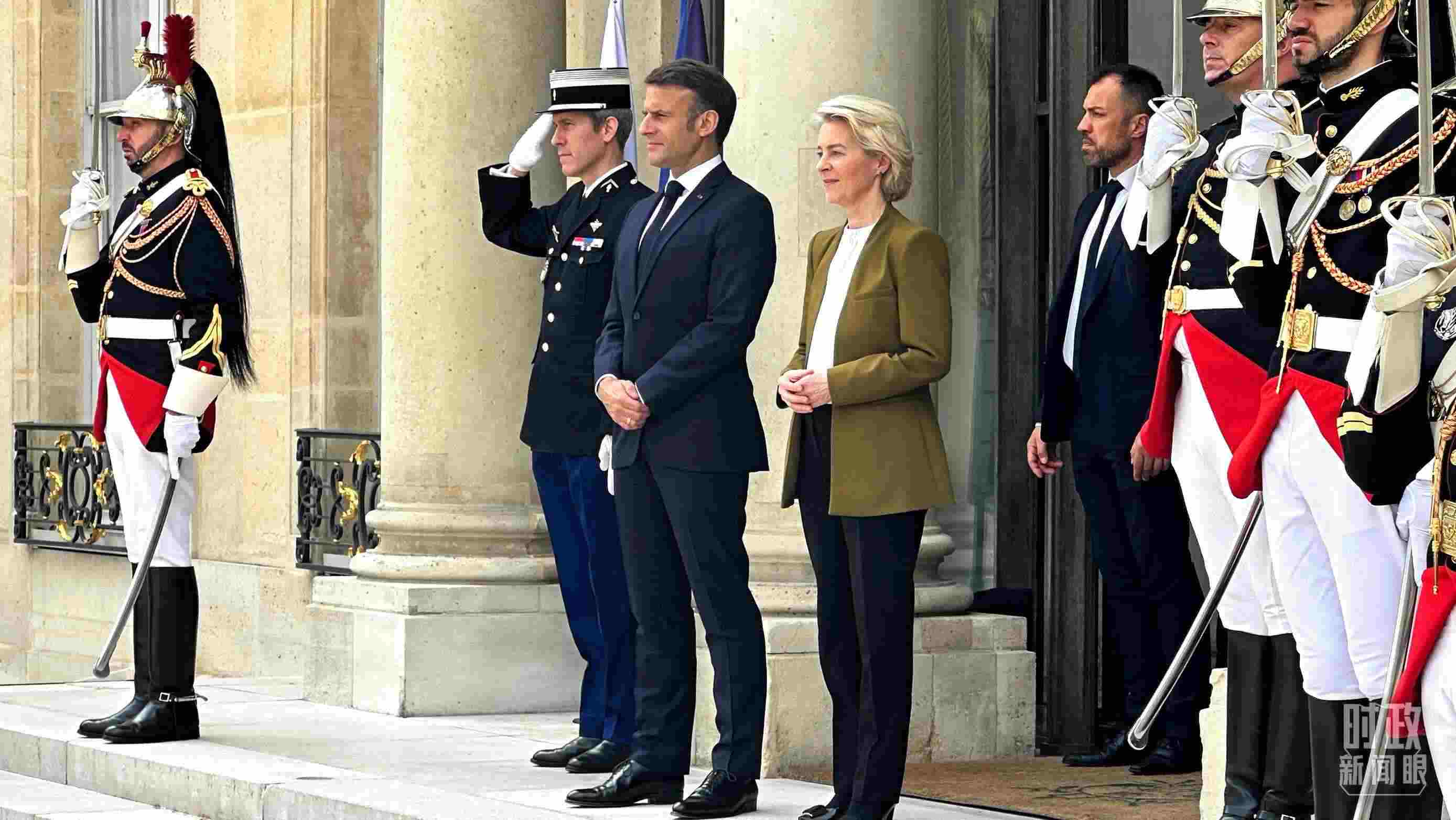 △中法歐領(lǐng)導(dǎo)人三方會(huì)晤后，馬克龍總統(tǒng)和馮德萊恩主席將習(xí)主席送至上車處。（總臺(tái)央視記者關(guān)舟拍攝）