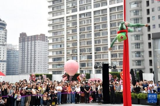 5月7日，演員在長(zhǎng)沙國(guó)金中心表演木偶劇。新華社記者 陳振海 攝