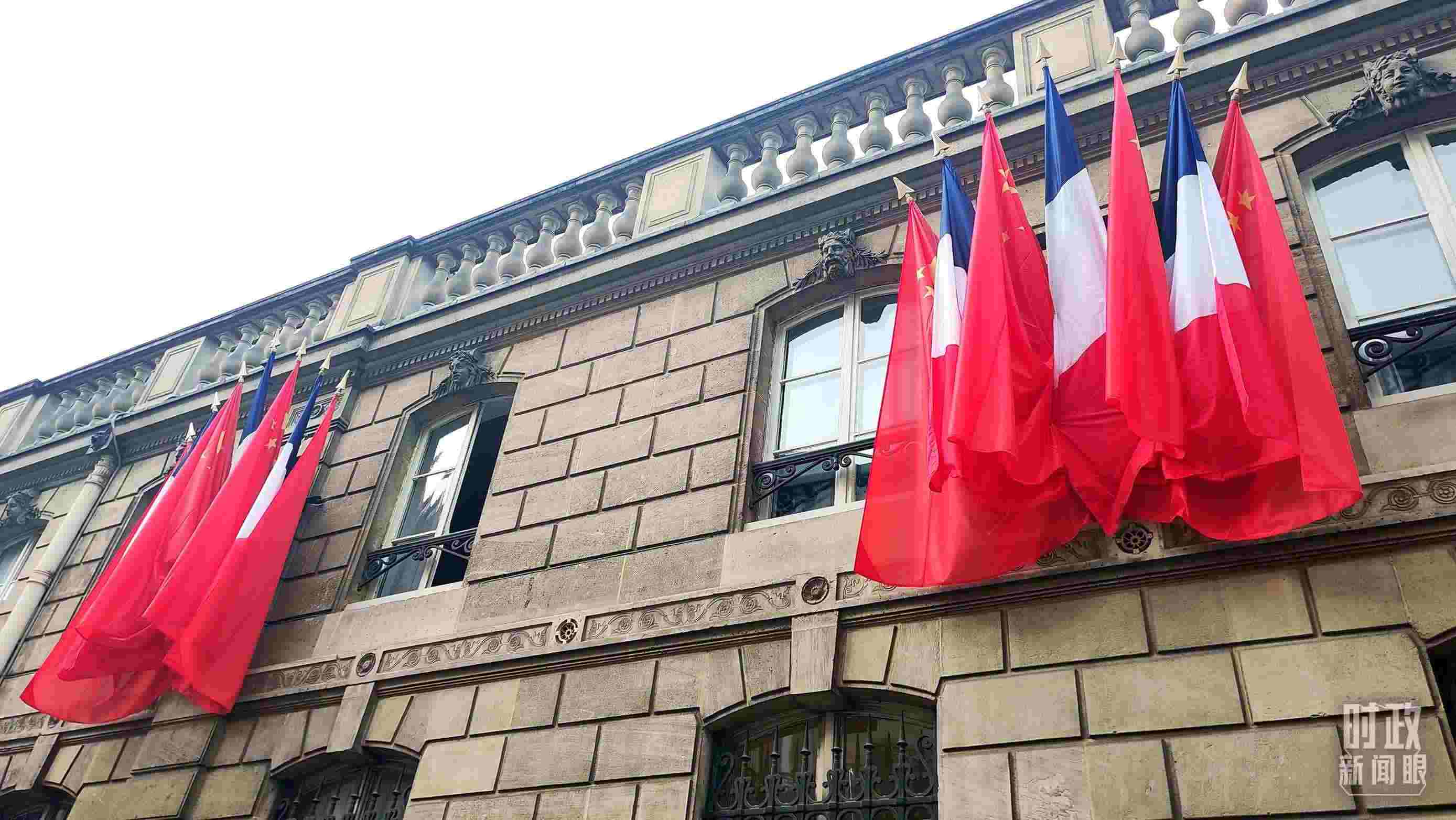 △中法歐領(lǐng)導(dǎo)人三方會(huì)晤地點(diǎn)——愛麗舍宮懸掛中法兩國國旗。（總臺(tái)央視記者劉琦拍攝）