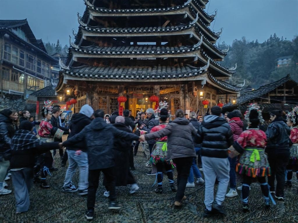 法國青年與當(dāng)?shù)卮迕駹渴痔琛Ｐ氯A社記者 羅羽 攝