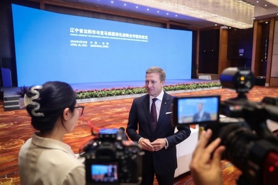 4月26日，寶馬集團董事長齊普策接受采訪。新華社記者 潘昱龍 攝