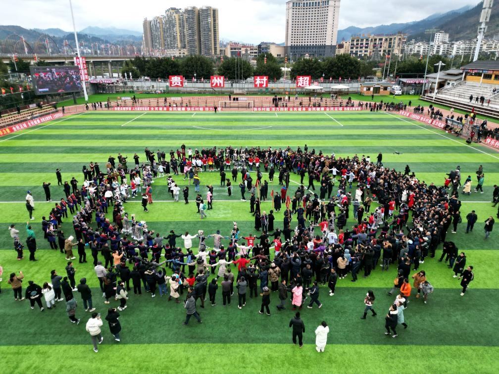 比賽結(jié)束后，兩隊(duì)隊(duì)員、親友團(tuán)和大批觀眾手拉手跳起侗族舞蹈。新華社發(fā)（王炳真攝）