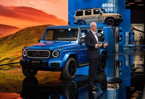 4月25日，在北京中國國際展覽中心順義館舉行的2024北京車展上，梅賽德斯—奔馳集團股份公司董事會成員唐仕凱介紹梅賽德斯—奔馳純電G級越野車。新華社記者 才揚 攝