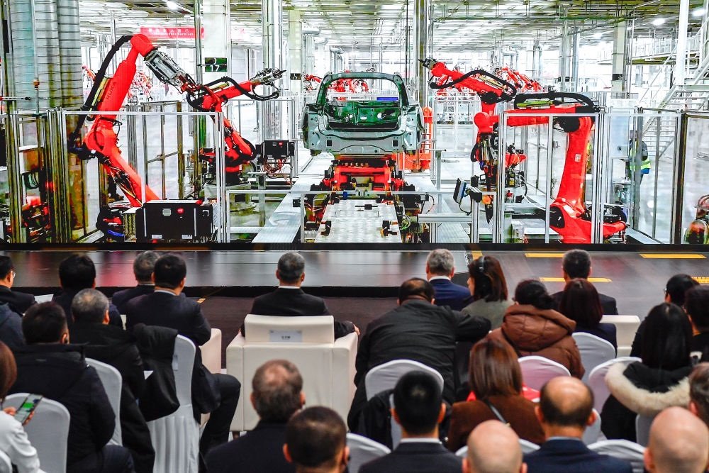 2024年1月26日，奧迪一汽新能源汽車有限公司預(yù)批量生產(chǎn)正式啟動，嘉賓觀看奧迪一汽新能源汽車有限公司生產(chǎn)車間的宣傳短片。新華社記者 許暢 攝