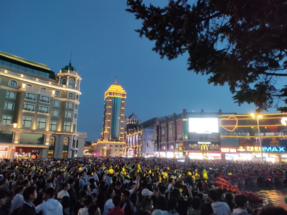 “五一”假期，哈爾濱松花江畔游人如織（2024年5月2日攝）。新華社記者 朱悅 攝