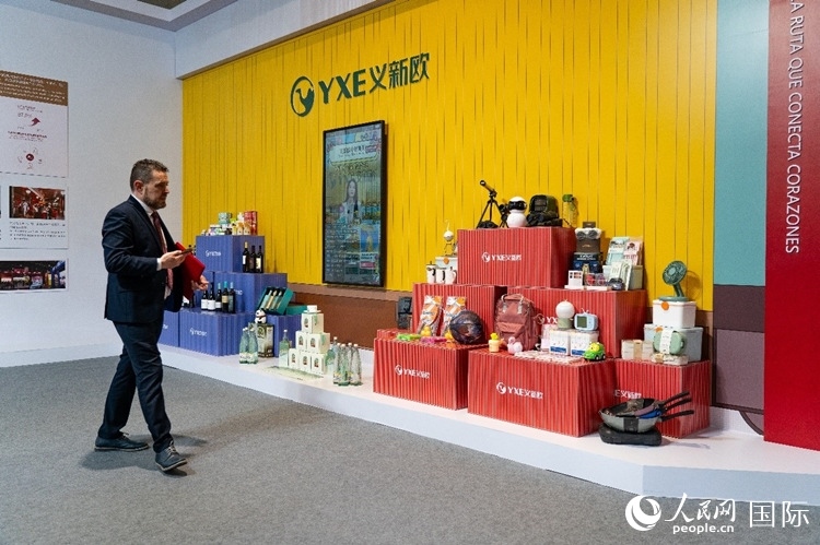 “義新歐”中歐班列（義烏—馬德里）開(kāi)行十周年成果展上展出班列運(yùn)送的各類商品。大衛(wèi)·阿瑪爾攝