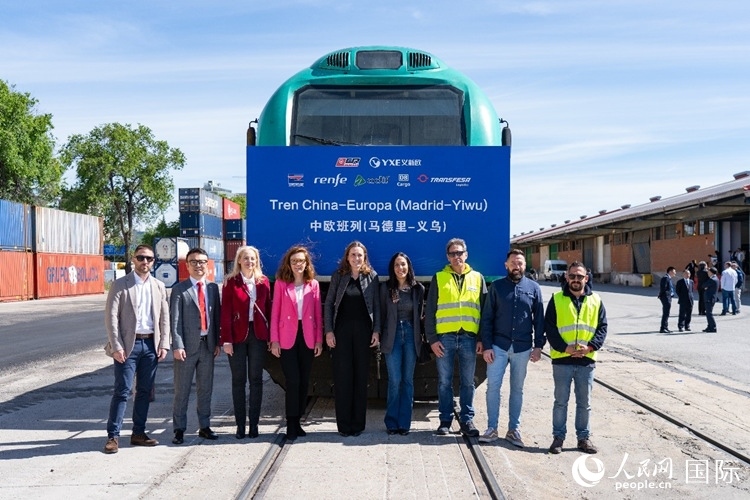 義新歐集團(tuán)合作伙伴德鐵貨運(yùn)歐亞有限公司員工與紀(jì)念號(hào)班列合影留念。大衛(wèi)·阿瑪爾攝