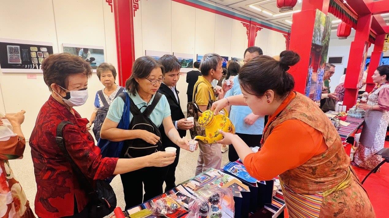 觀眾爭相體驗酥油茶。曼谷中國文化中心供圖