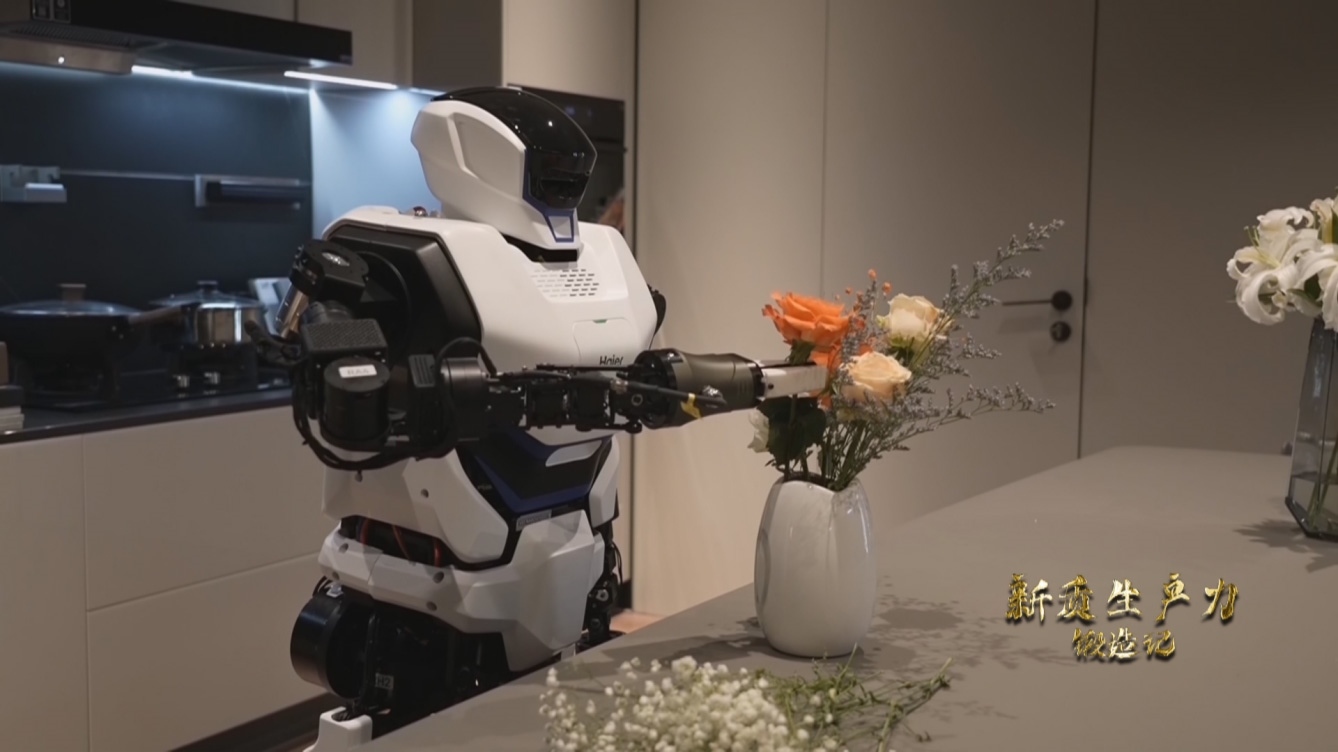 人形機(jī)器人插花。