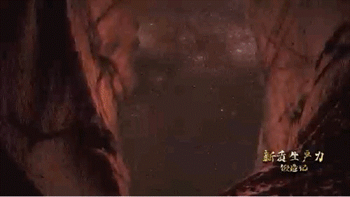 要甄別并發(fā)現(xiàn)暗物質(zhì)粒子，如同在一場人聲鼎沸的足球比賽現(xiàn)場聽見一根鋼針跌落的聲音。