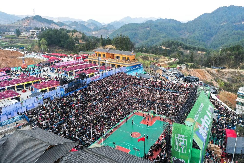 貴州省臺江縣舉辦的2024年“村BA”球王爭霸賽現場（2024年3月22日攝，無人機照片）。新華社記者 楊文斌 攝