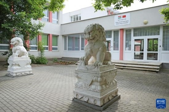 這是5月3日在匈牙利布達佩斯拍攝的匈中雙語學校校門。新華社記者 趙丁喆 攝