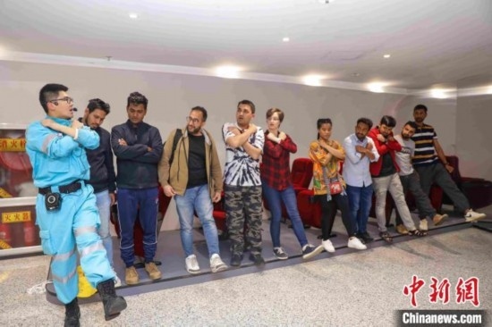 5月9日，工作人員指導(dǎo)留學(xué)生練習(xí)逃生技巧。張鷹 攝