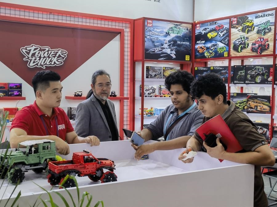 在第135屆廣交會第三期現(xiàn)場，采購商在廣東信宇科技股份有限公司展位選購、體驗積木遙控車產(chǎn)品（5月2日攝）。新華社記者 洪澤華 攝