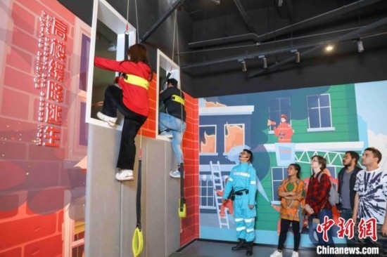 5月9日，留學(xué)生體驗(yàn)?zāi)M高樓緩降逃生。張鷹 攝