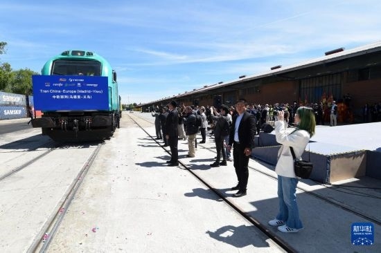 5月8日，在西班牙馬德里，嘉賓們參加中歐班列（義烏—馬德里）開行十周年紀(jì)念號班列發(fā)車儀式。新華社發(fā)（古斯塔沃·巴連特攝）