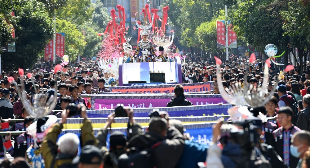 在貴州雷山縣縣城，苗族群眾身著盛裝，載歌載舞參加苗年和鼓藏節(jié)的巡游活動（2023年11月16日攝）。新華社記者 楊楹 攝