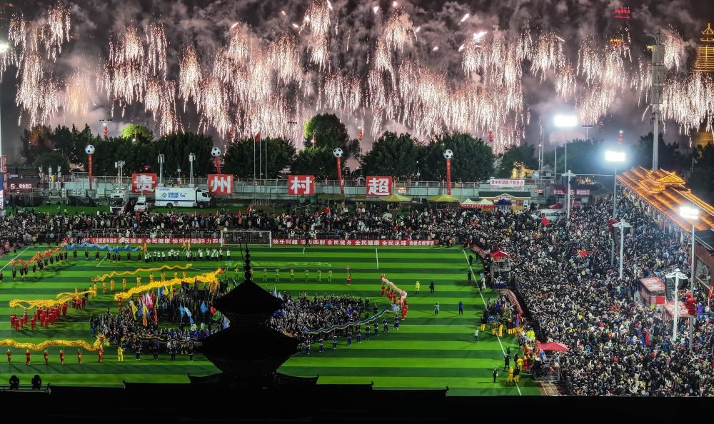 在貴州省榕江縣舉行的2024全國“村晚”示范展示活動暨貴州“村超村晚”活動中，音樂煙花秀精彩上演（2024年2月3日攝，無人機照片）。新華社記者 劉續(xù) 攝