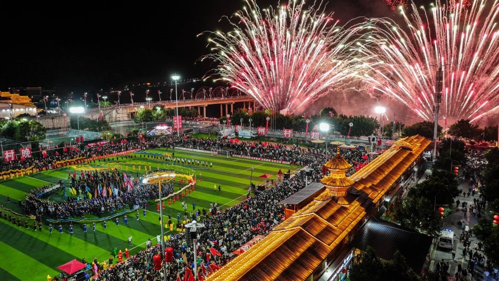 在貴州省榕江縣舉行的2024全國“村晚”示范展示活動暨貴州“村超村晚”活動中，音樂煙花秀精彩上演（2024年2月3日攝，無人機照片）。新華社記者 劉續(xù) 攝