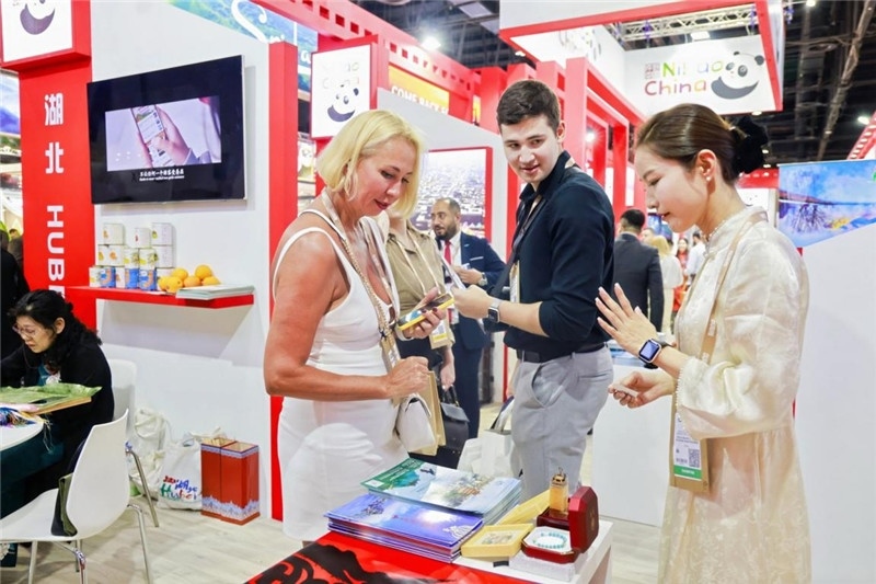 觀眾在參觀中國展臺。錢文康攝