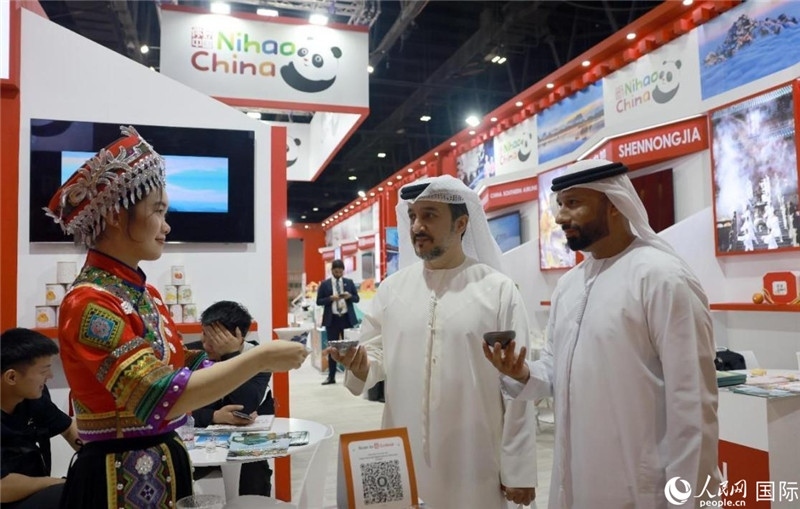 兩名阿聯(lián)酋觀眾在品嘗湖北名茶。人民網(wǎng)記者管克江攝